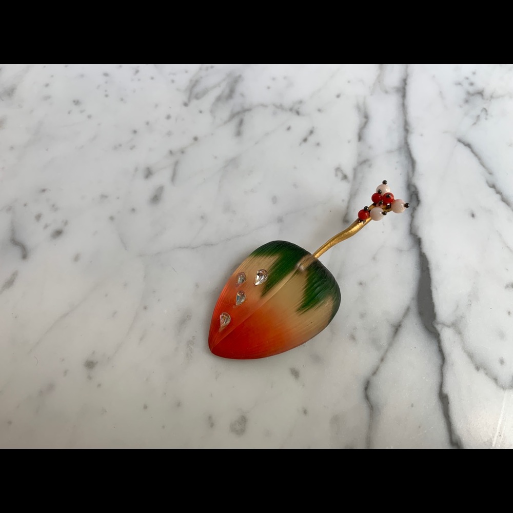 Vintage Alexis Bittar strawberry lucite brooch. - Picture 2 of 8
